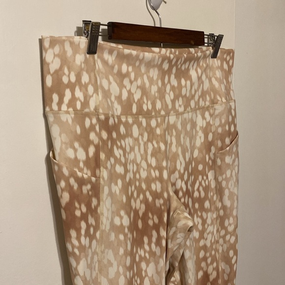 Fabletics Plus Size Oasis Pure Luxe 7/8 Leggings - Picture 2 of 12